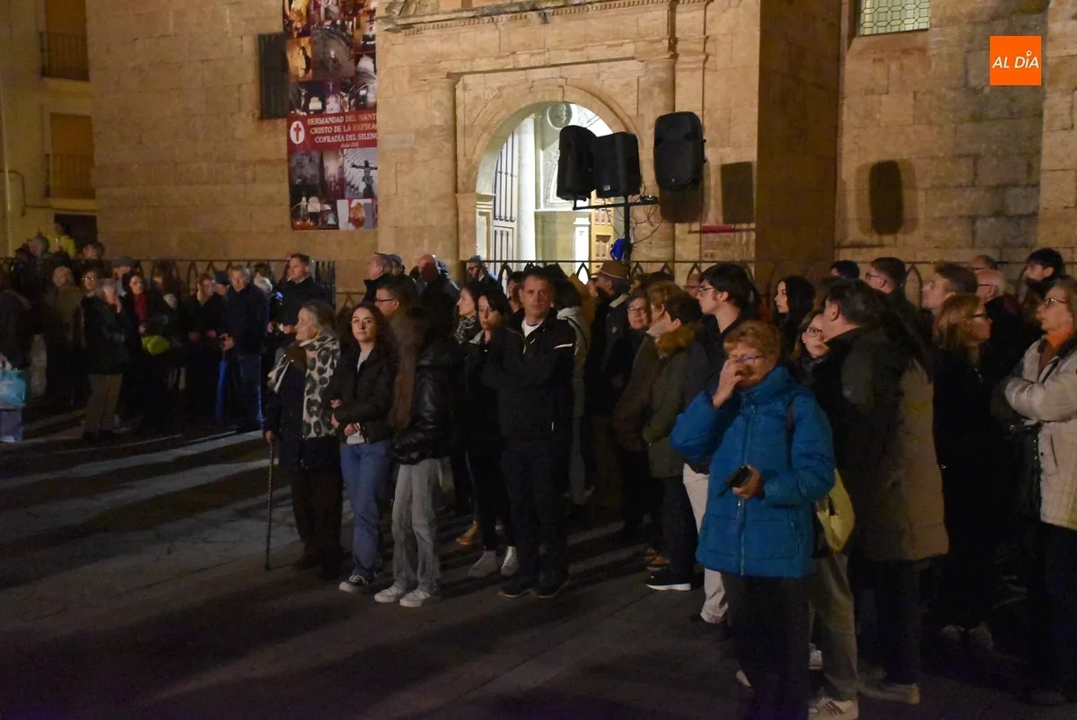 Foto 7 - Una multitud acompa&ntilde;a al Cristo del Silencio hasta la Catedral con una &oacute;ptima temperatura