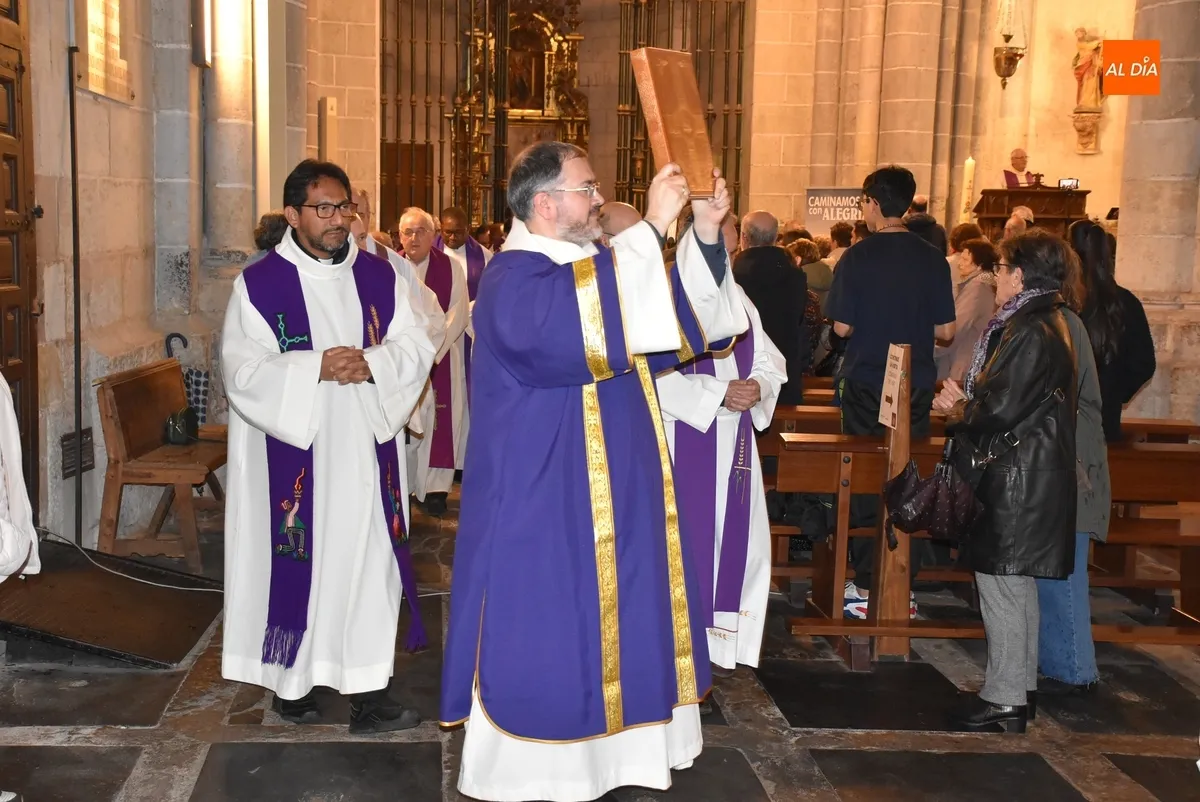 Foto 6 - La Di&oacute;cesis de Ciudad Rodrigo reza unida por el eterno descanso del Papa Francisco