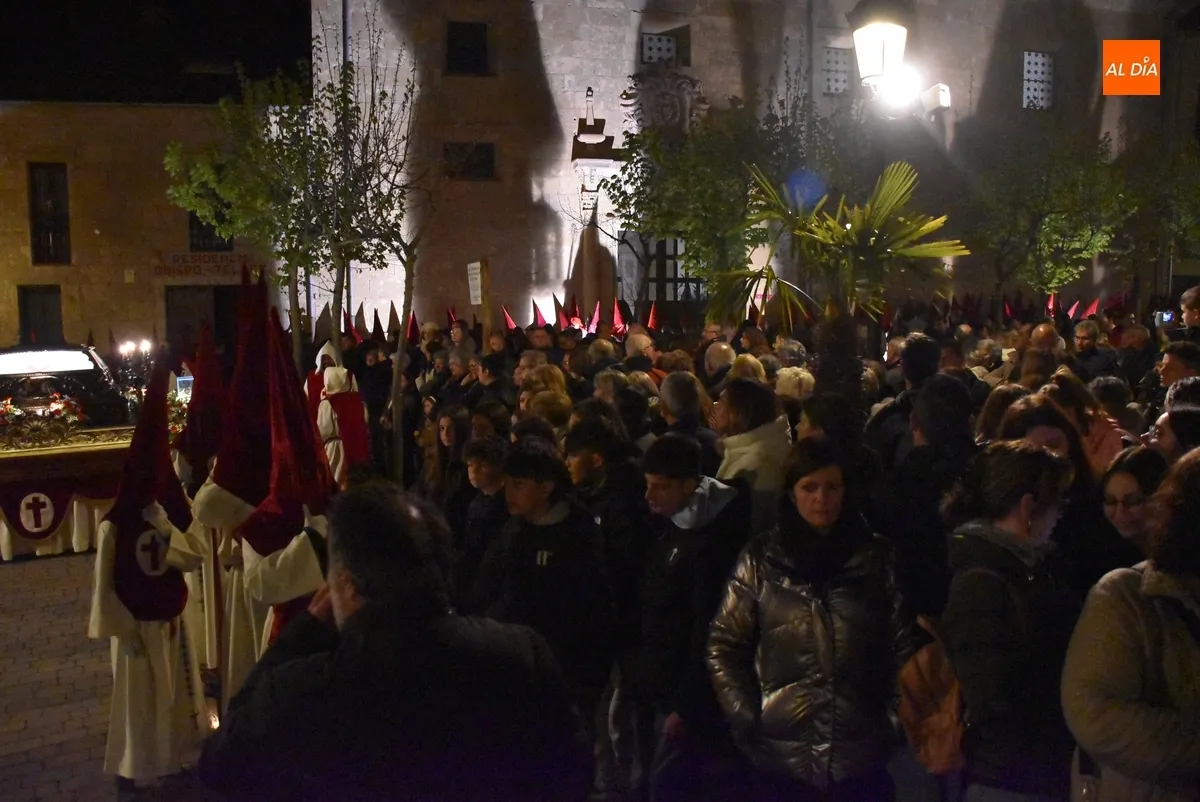 Foto 8 - Una multitud acompa&ntilde;a al Cristo del Silencio hasta la Catedral con una &oacute;ptima temperatura