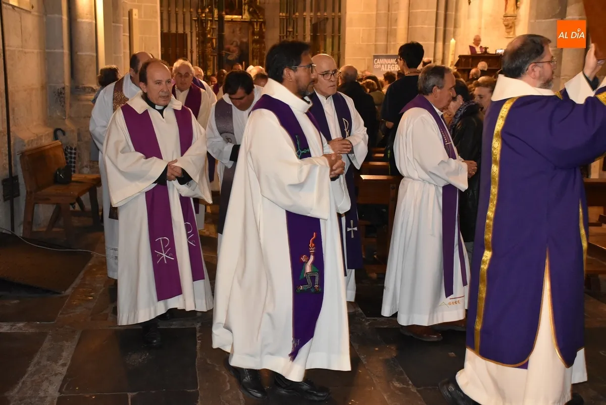 Foto 7 - La Di&oacute;cesis de Ciudad Rodrigo reza unida por el eterno descanso del Papa Francisco