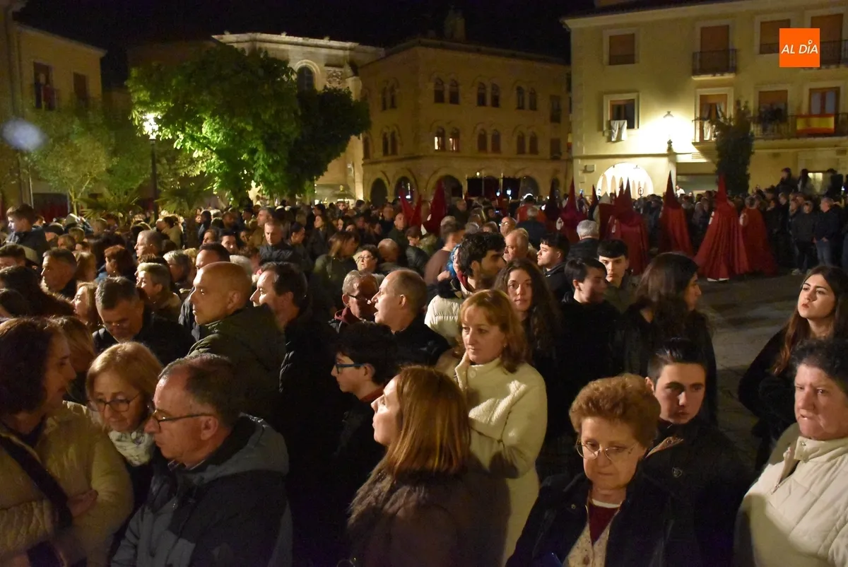 Foto 9 - Una multitud acompa&ntilde;a al Cristo del Silencio hasta la Catedral con una &oacute;ptima temperatura