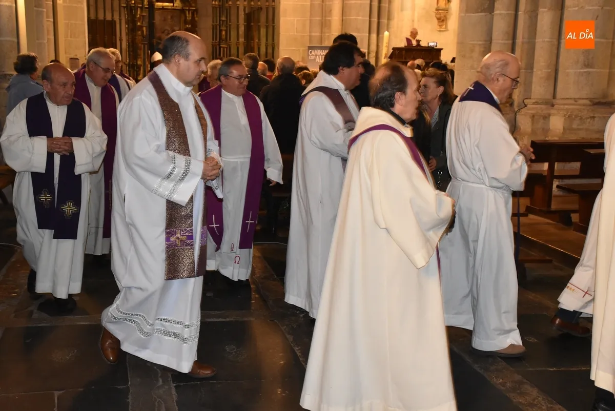 Foto 8 - La Di&oacute;cesis de Ciudad Rodrigo reza unida por el eterno descanso del Papa Francisco