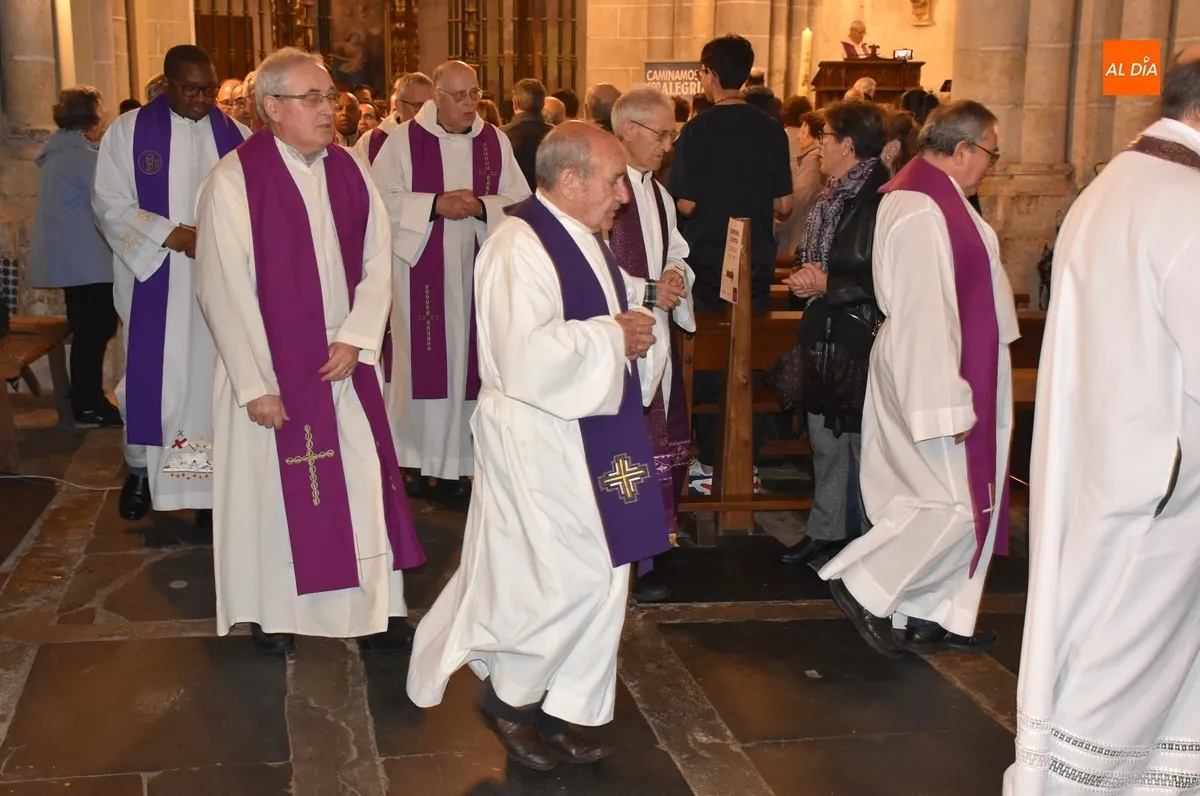 Foto 9 - La Di&oacute;cesis de Ciudad Rodrigo reza unida por el eterno descanso del Papa Francisco