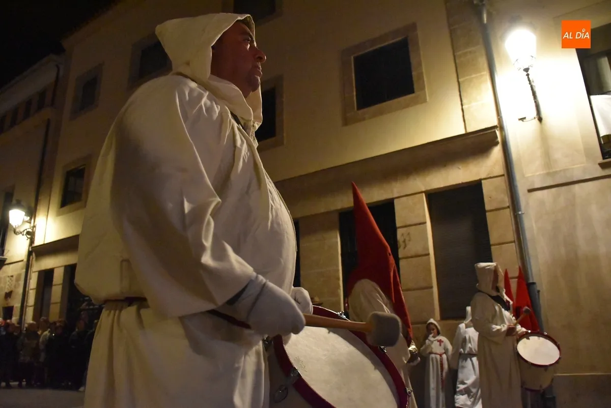 Foto 11 - Una multitud acompa&ntilde;a al Cristo del Silencio hasta la Catedral con una &oacute;ptima temperatura