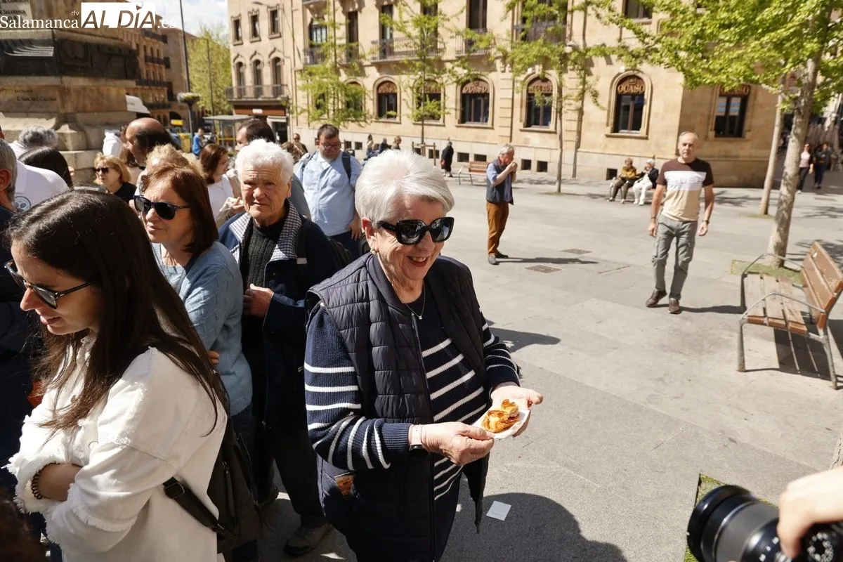 Degustaciones de hornazo gratuitas en la plaza del Empresario. Foto de David Sañudo