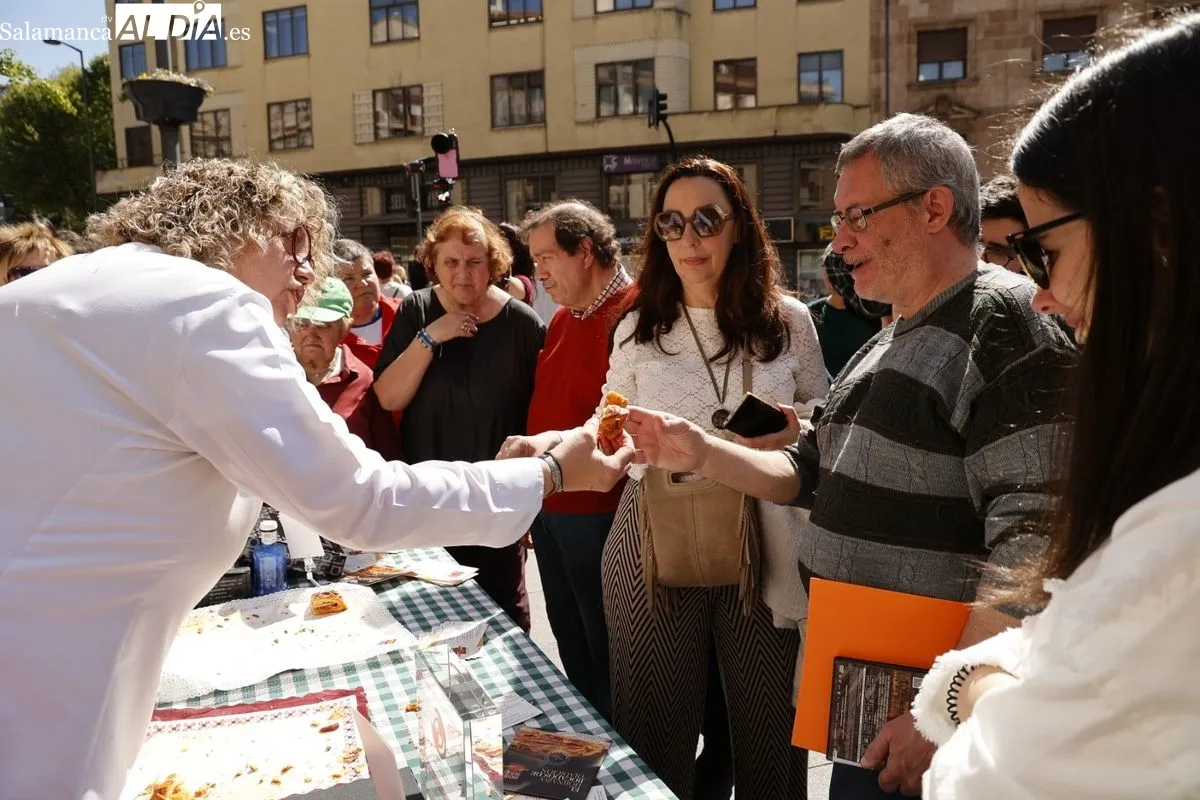 Degustaciones de hornazo gratuitas en la plaza del Empresario. Foto de David Sañudo