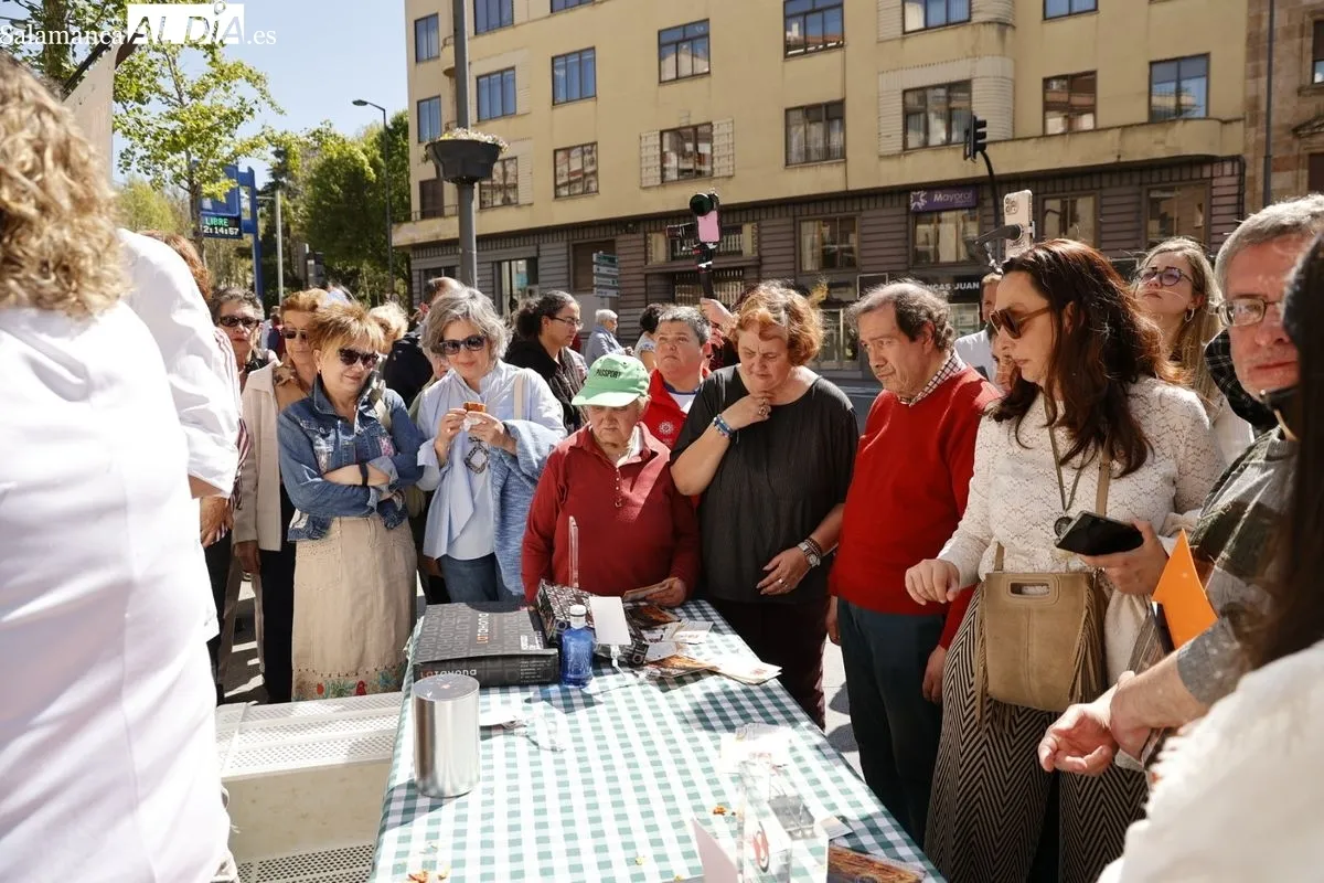 Degustaciones de hornazo gratuitas en la plaza del Empresario. Foto de David Sañudo