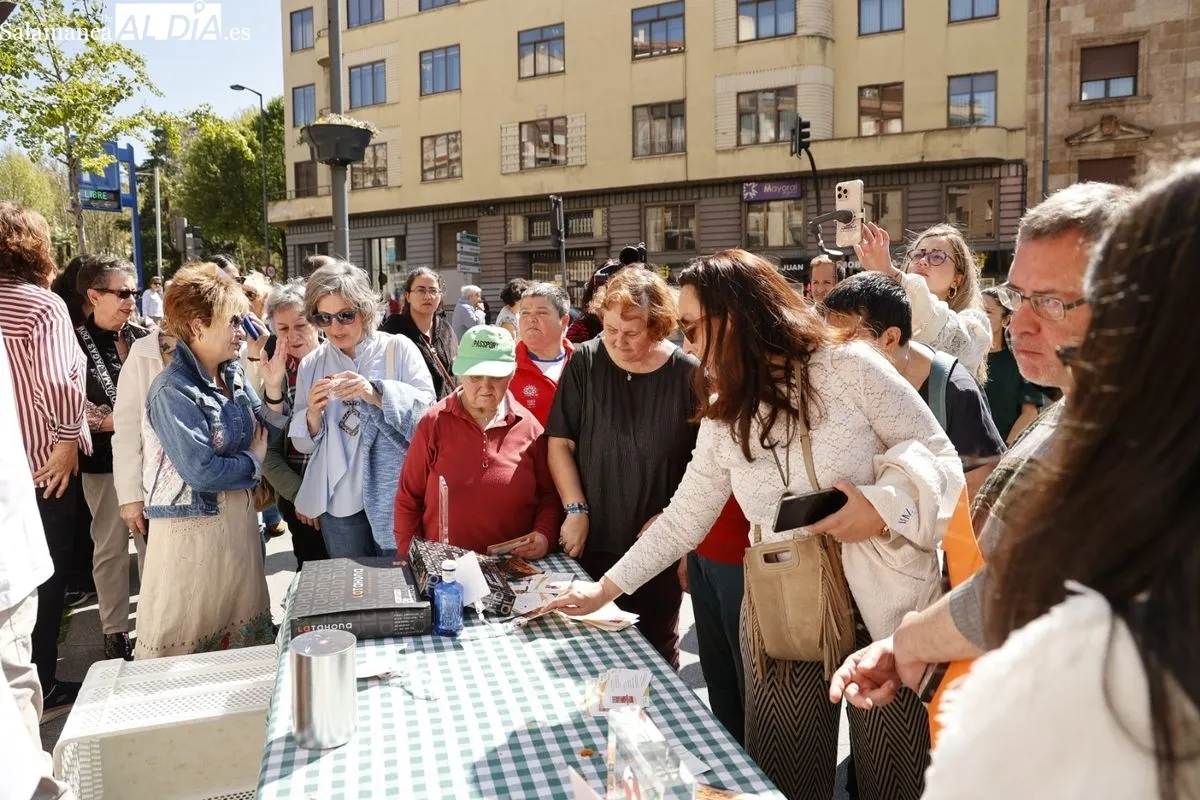 Degustaciones de hornazo gratuitas en la plaza del Empresario. Foto de David Sañudo