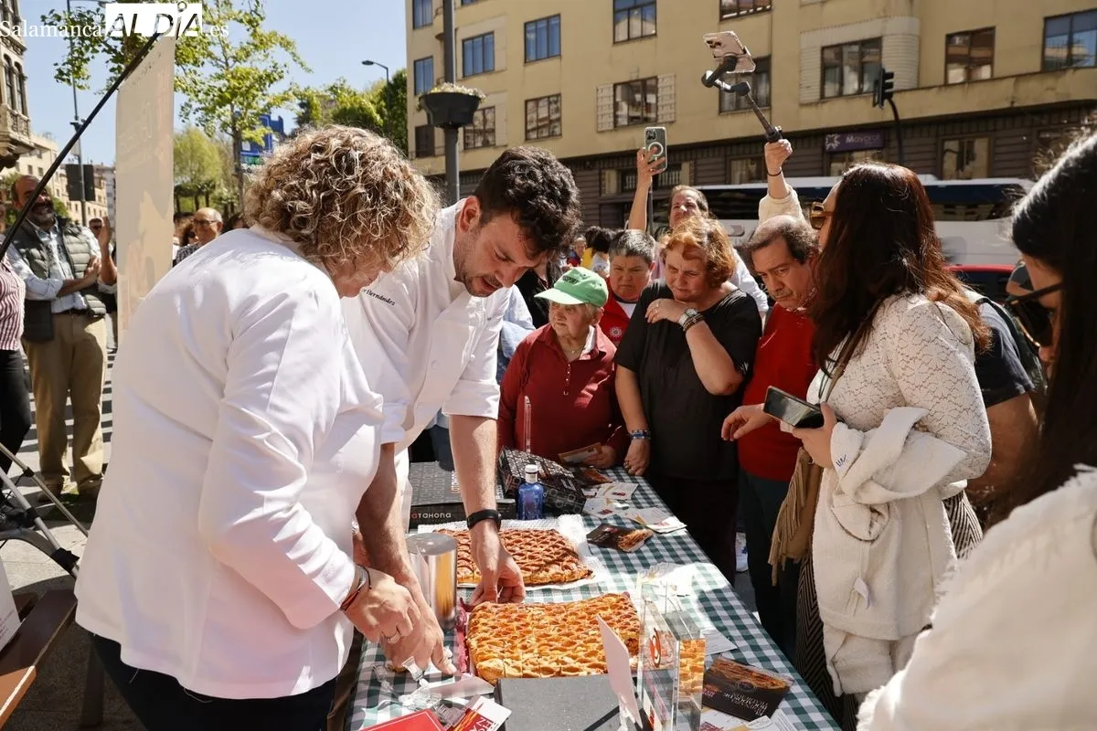 Degustaciones de hornazo gratuitas en la plaza del Empresario. Foto de David Sañudo