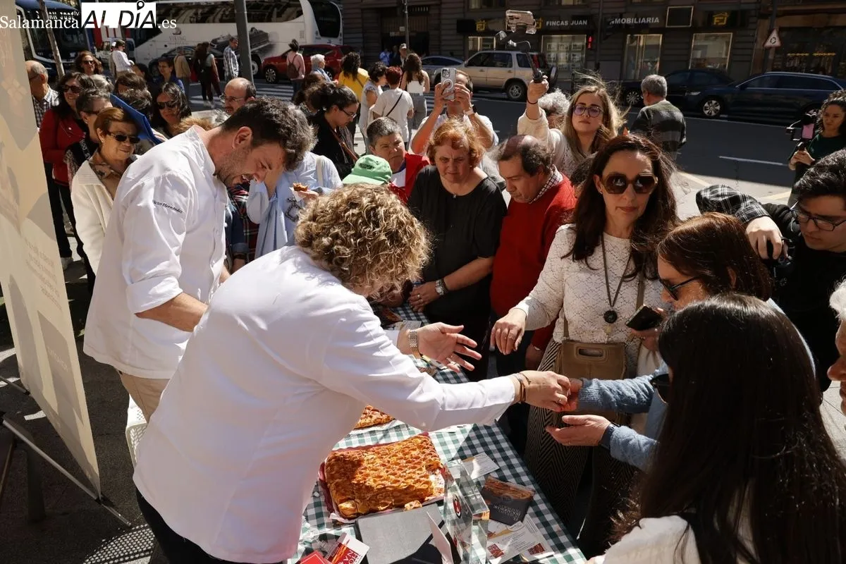 Degustaciones de hornazo gratuitas en la plaza del Empresario. Foto de David Sañudo