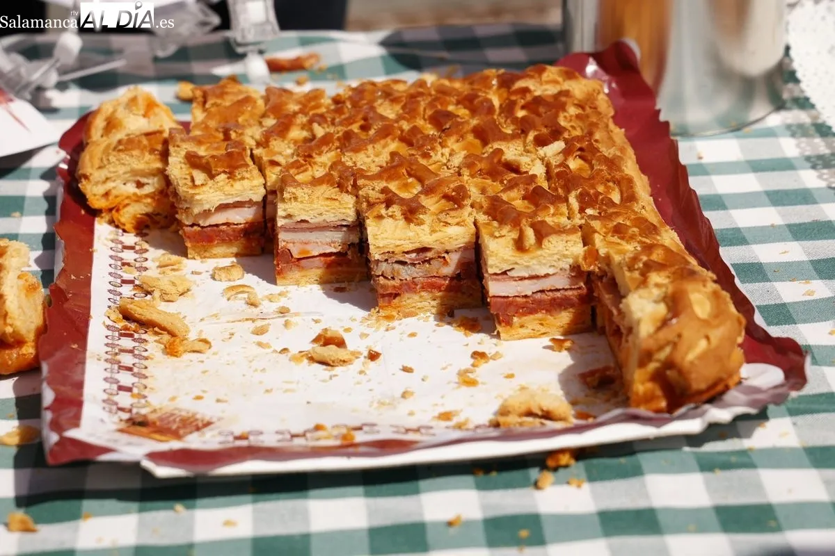 Degustaciones de hornazo gratuitas en la plaza del Empresario. Foto de David Sañudo