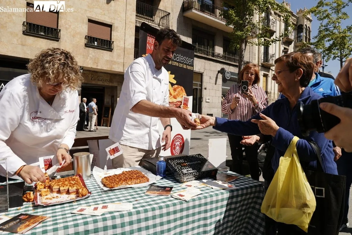 Degustaciones de hornazo gratuitas en la plaza del Empresario. Foto de David Sañudo