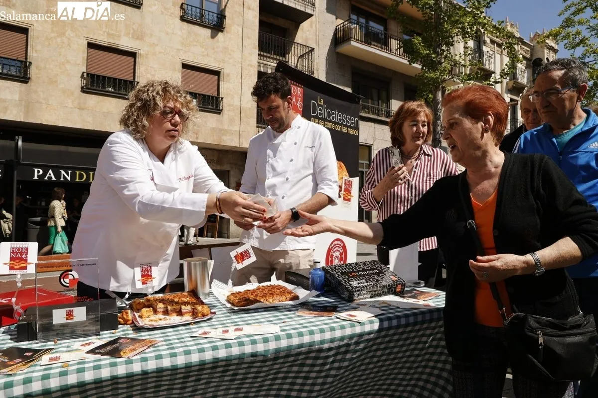 Degustaciones de hornazo gratuitas en la plaza del Empresario. Foto de David Sañudo