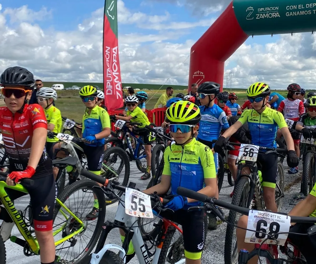 Escuela de Ciclismo Salmantina en la prueba de la Copa CyL Escuelas BTT, en Coreses (Zamora)