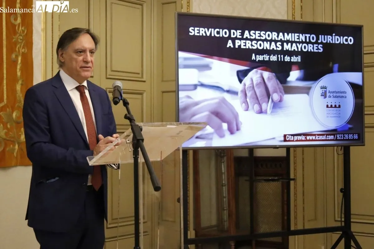 El alcalde, Carlos García Carbayo, y el decano del Colegio de la Abogacía, Miguel del Castillo Alonso, han firmado la renovación del convenio de asistencia jurídica gratuita para mayores. Foto de David Domínguez
