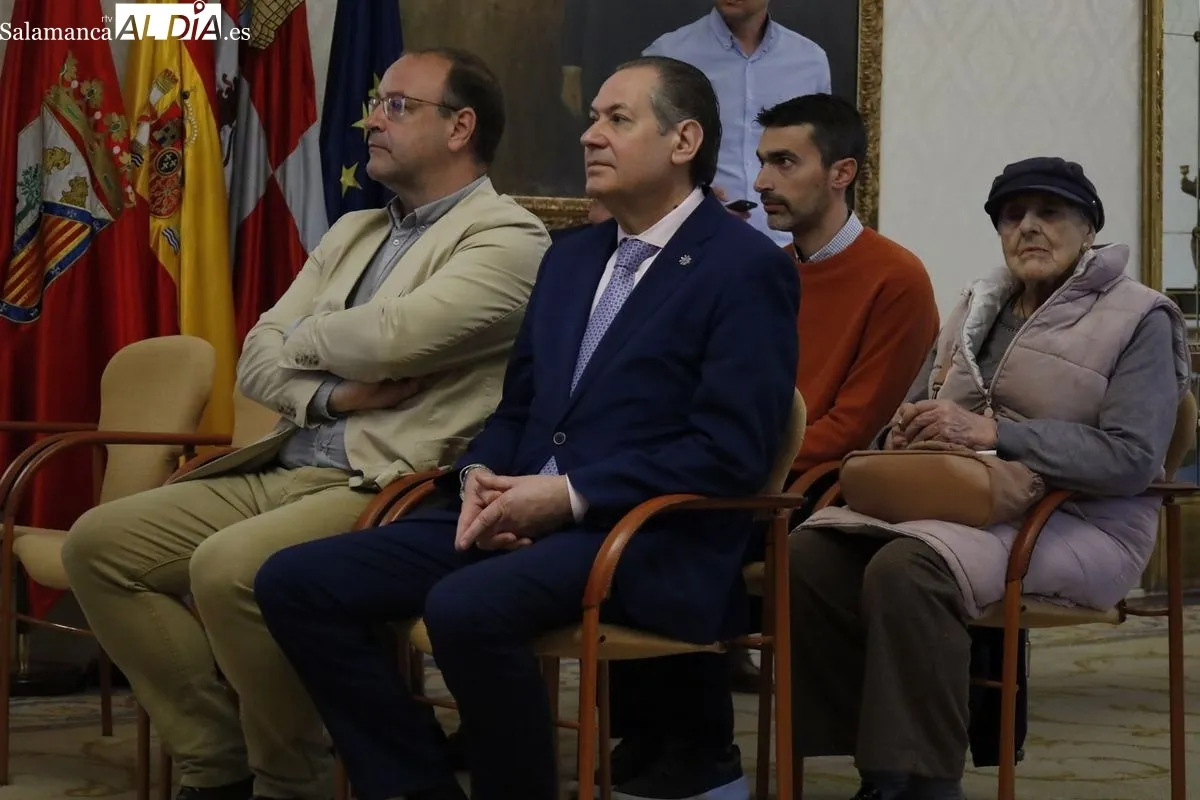 El alcalde de Salamanca, Carlos García Carbayo, ha presentado en el Ayuntamiento el proyecto que transforma la plaza de Santa Cecilia en el barrio de San José. Foto de David Domínguez
