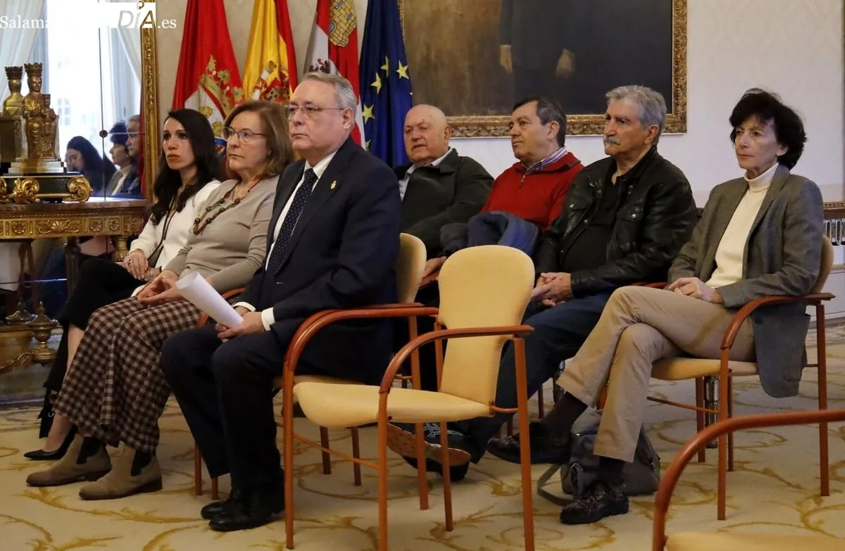 El alcalde, Carlos García Carbayo, y el decano del Colegio de la Abogacía, Miguel del Castillo Alonso, han firmado la renovación del convenio de asistencia jurídica gratuita para mayores. Foto de David Domínguez