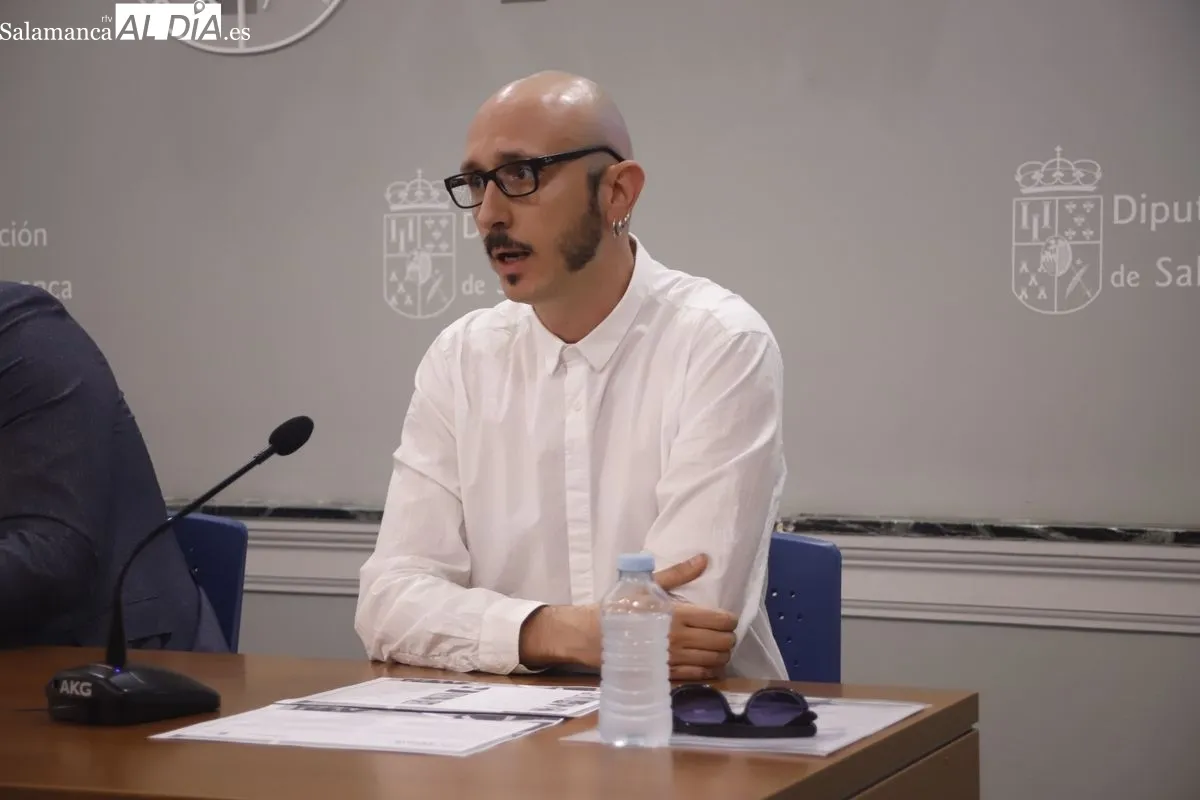 El diputado de Cultura, David Mingo, presenta los Talleres Artísticos de la Fundación Venancio Blanco. Foto de Ángel Puma