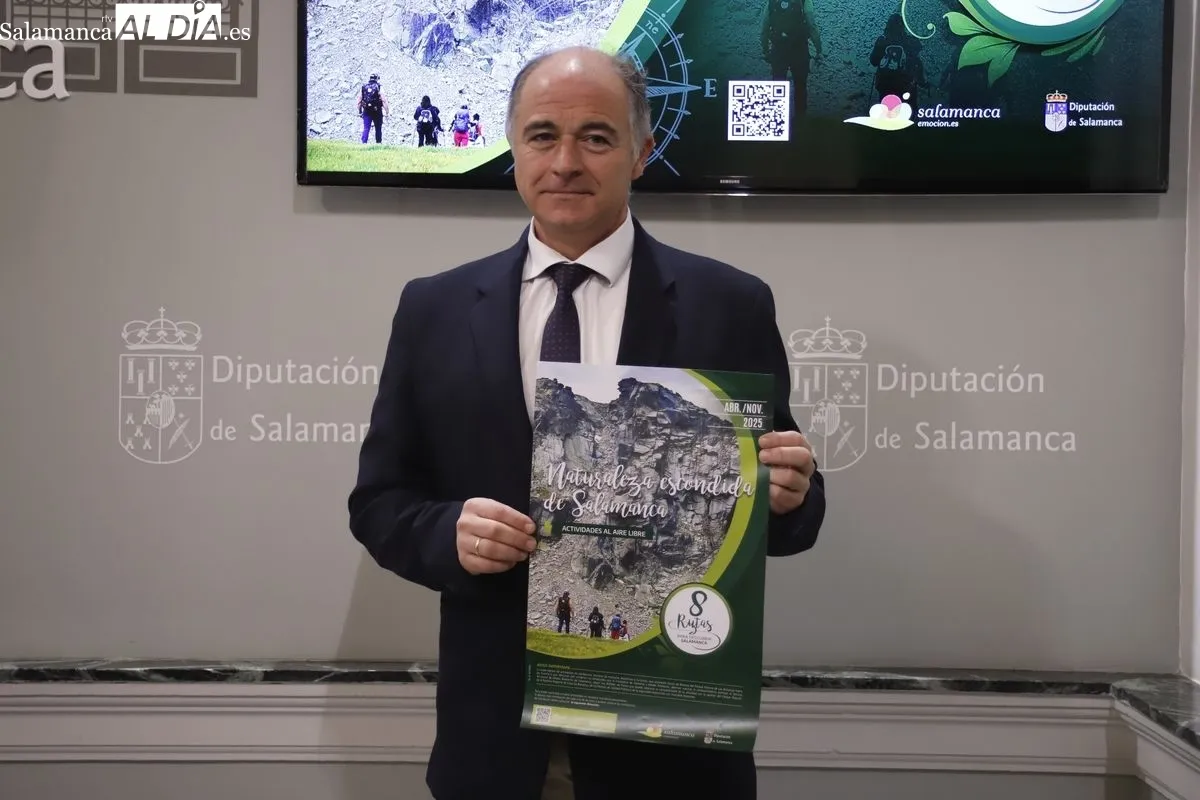 El diputado de turismo, Juan Carlos Zaballos, presenta la nueva edición del programa de senderismo Naturaleza Escondida 2025. Foto de Ángel Puma