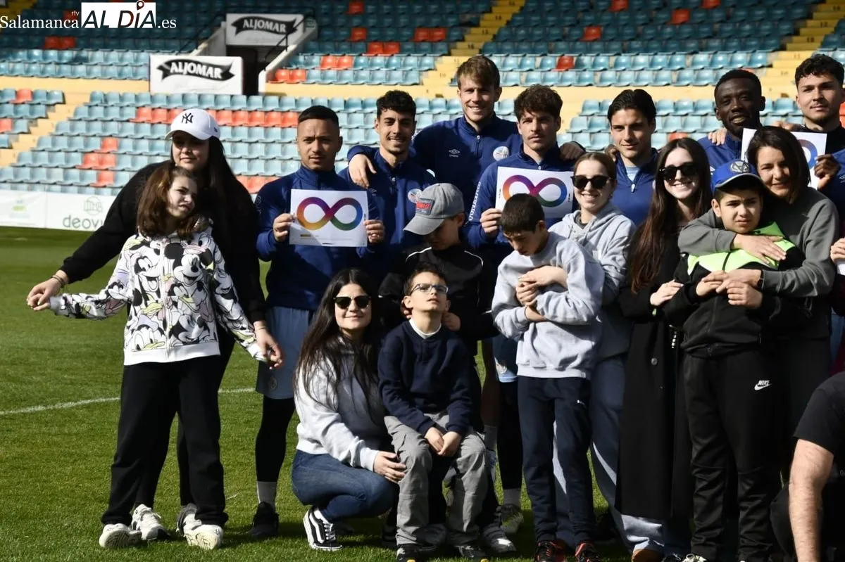 Encuentro en el Helmántico de alumnos del Centro de Educación Especial La Cañada con jugadores del Salamanca UDS