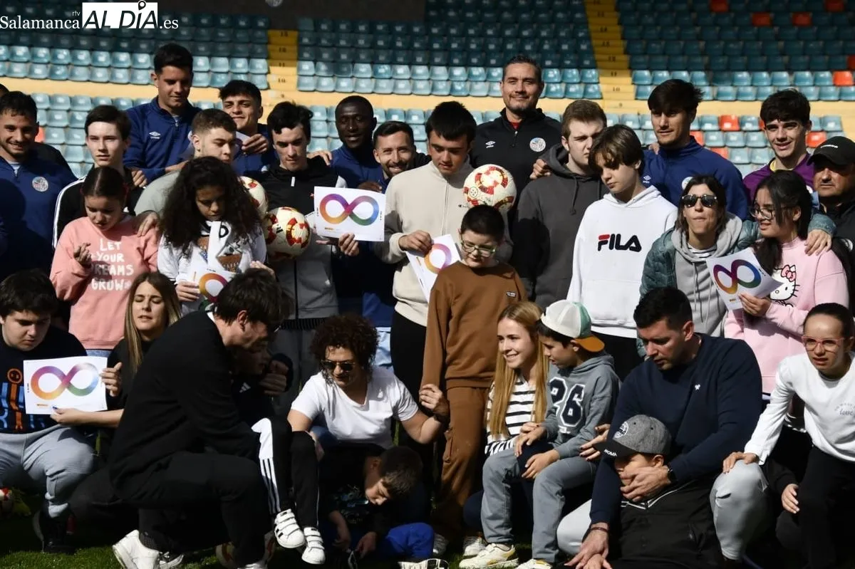 Encuentro en el Helmántico de alumnos del Centro de Educación Especial La Cañada con jugadores del Salamanca UDS