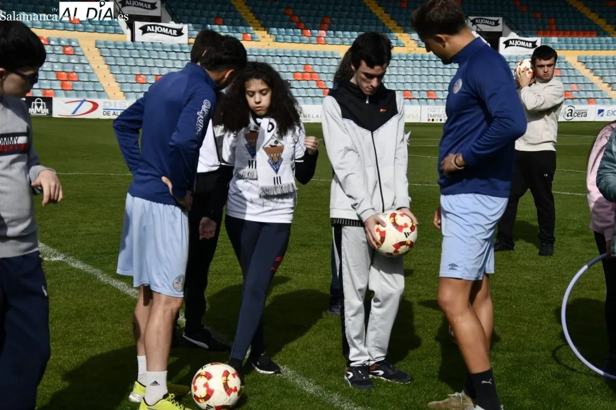 Encuentro en el Helmántico de alumnos del Centro de Educación Especial La Cañada con jugadores del Salamanca UDS