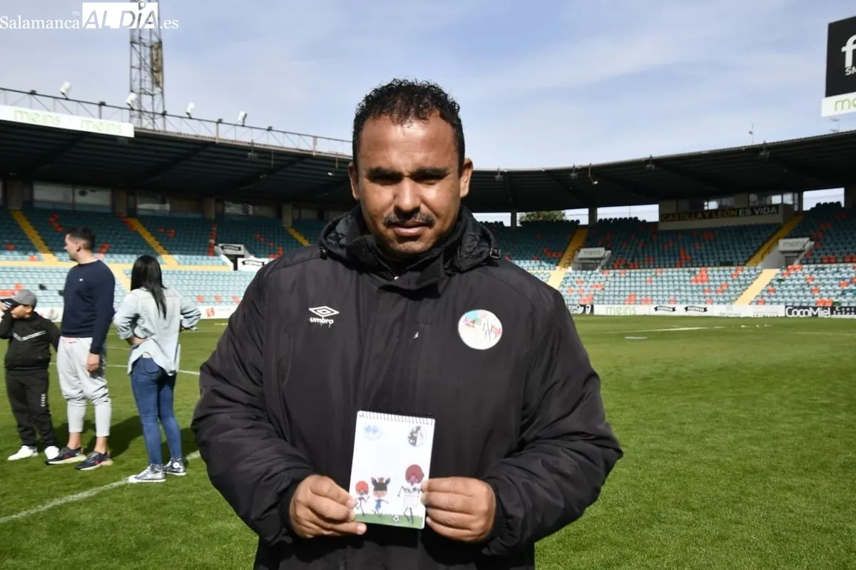 Encuentro en el Helmántico de alumnos del Centro de Educación Especial La Cañada con jugadores del Salamanca UDS
