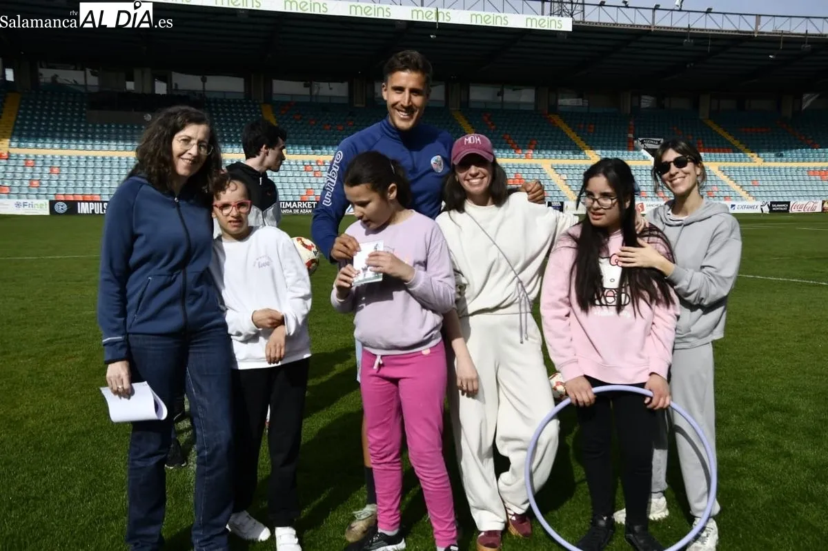 Encuentro en el Helmántico de alumnos del Centro de Educación Especial La Cañada con jugadores del Salamanca UDS