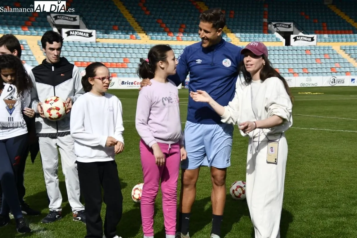 Encuentro en el Helmántico de alumnos del Centro de Educación Especial La Cañada con jugadores del Salamanca UDS