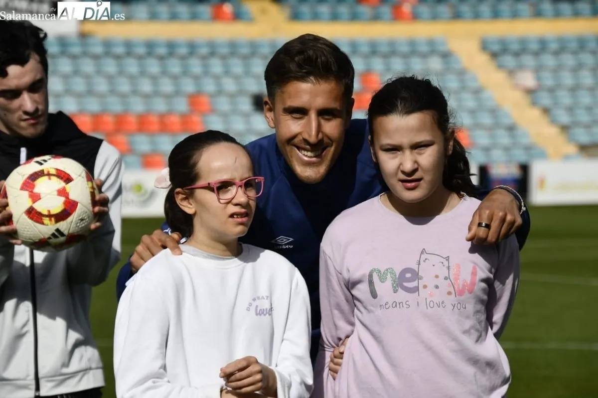 Encuentro en el Helmántico de alumnos del Centro de Educación Especial La Cañada con jugadores del Salamanca UDS