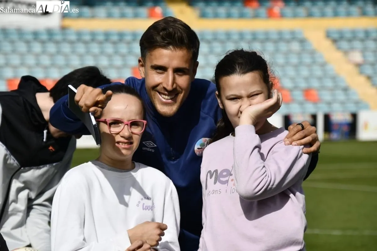 Encuentro en el Helmántico de alumnos del Centro de Educación Especial La Cañada con jugadores del Salamanca UDS