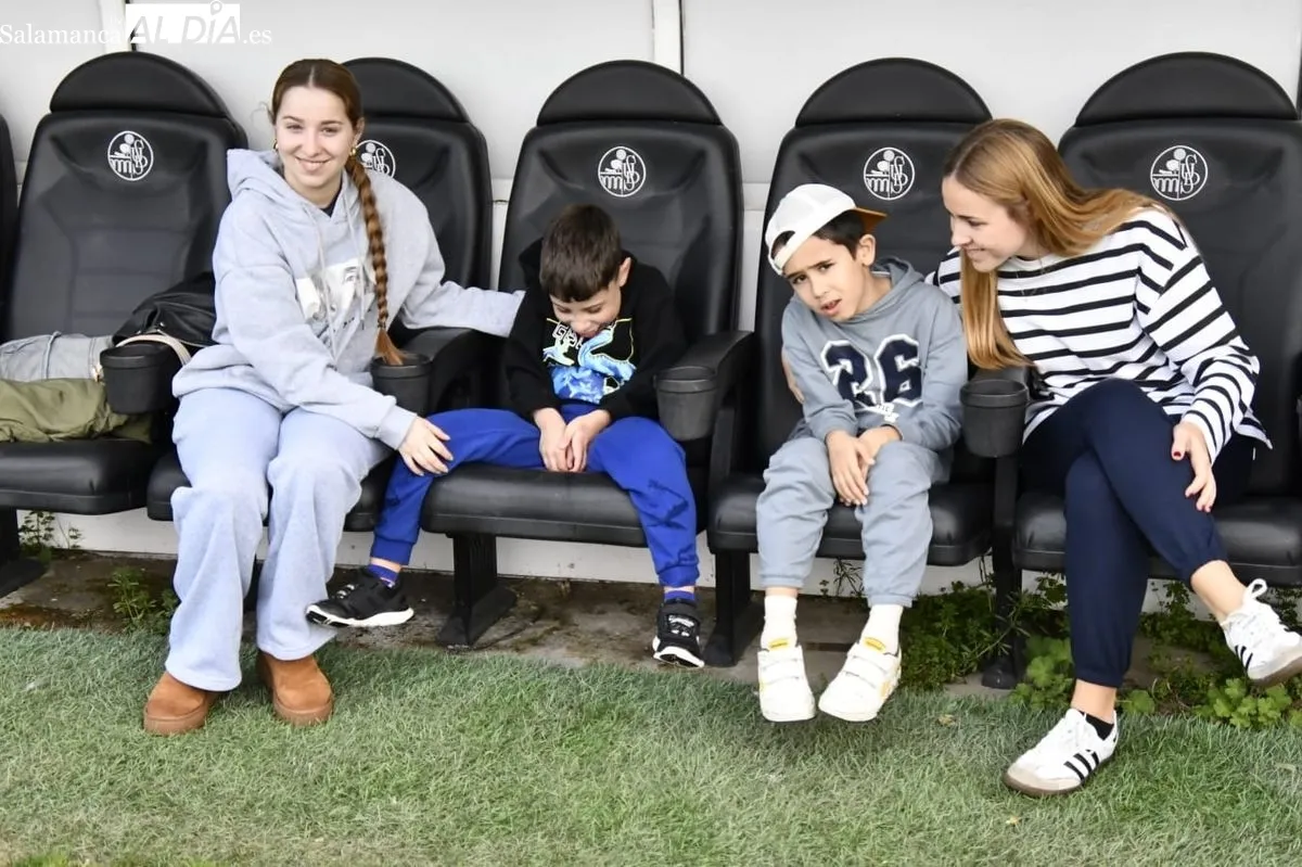 Encuentro en el Helmántico de alumnos del Centro de Educación Especial La Cañada con jugadores del Salamanca UDS