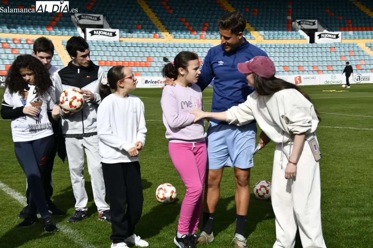 Encuentro en el Helmántico de alumnos del Centro de Educación Especial La Cañada con jugadores del Salamanca UDS