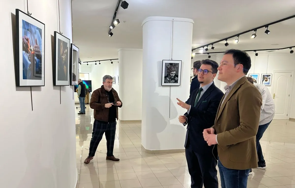 El fotógrafo de Alejandro Pérez López junto al concejal de Juventud, Pedro Martínez