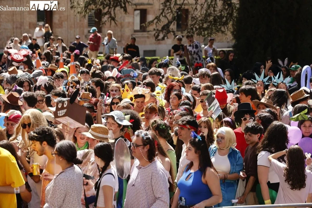 Fiestas de la Facultad de Filología de la USAL en la Plaza de Anaya. Foto de David Sañudo