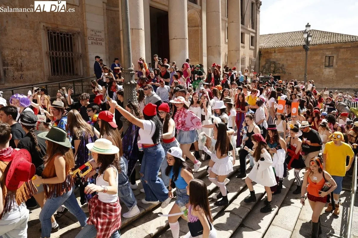 Fiestas de la Facultad de Filología de la USAL en la Plaza de Anaya. Foto de David Sañudo
