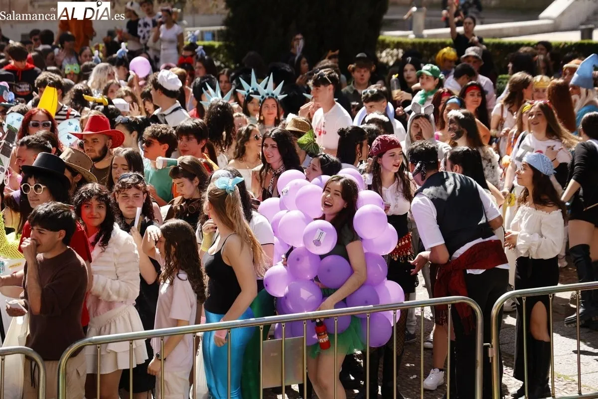 Fiestas de la Facultad de Filología de la USAL en la Plaza de Anaya. Foto de David Sañudo