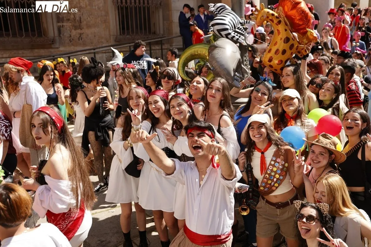 Fiestas de la Facultad de Filología de la USAL en la Plaza de Anaya. Foto de David Sañudo