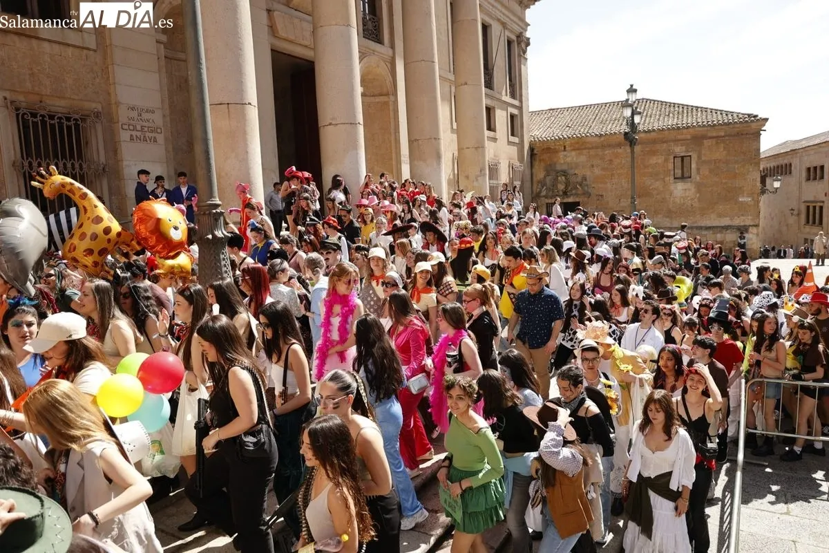 Fiestas de la Facultad de Filología de la USAL en la Plaza de Anaya. Foto de David Sañudo