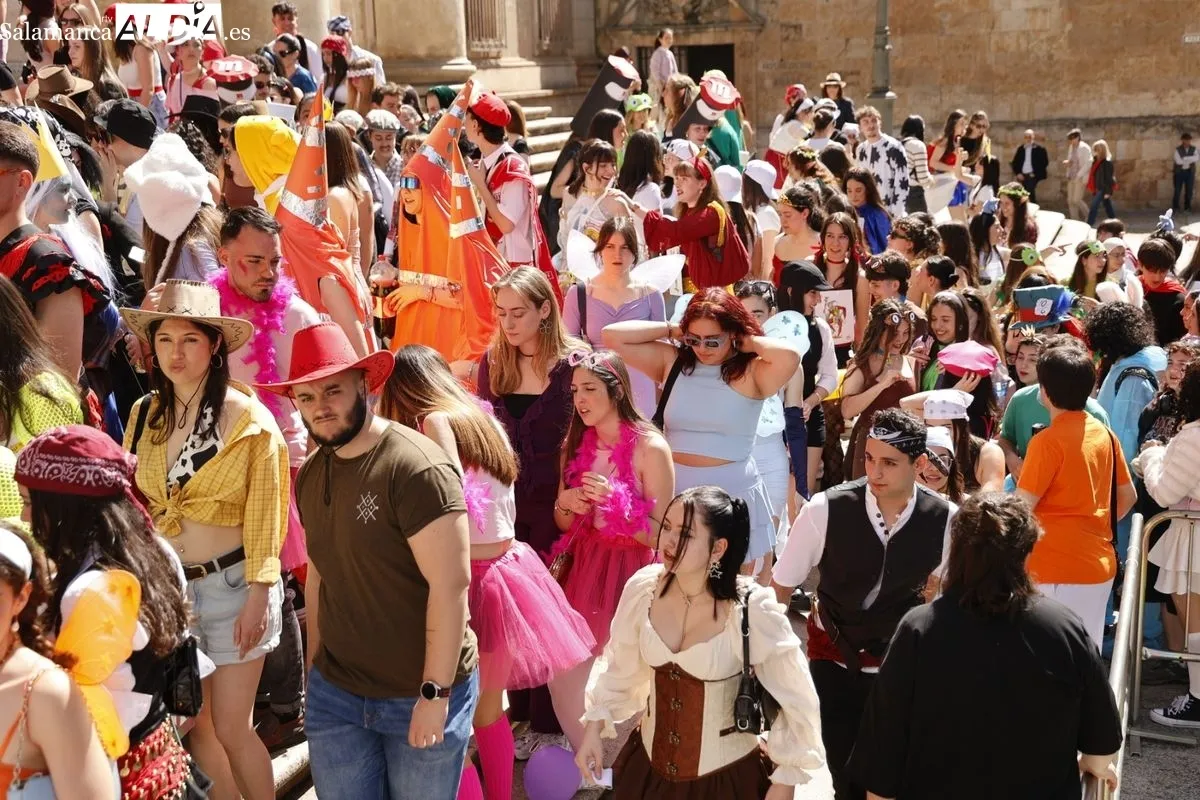 Fiestas de la Facultad de Filología de la USAL en la Plaza de Anaya. Foto de David Sañudo