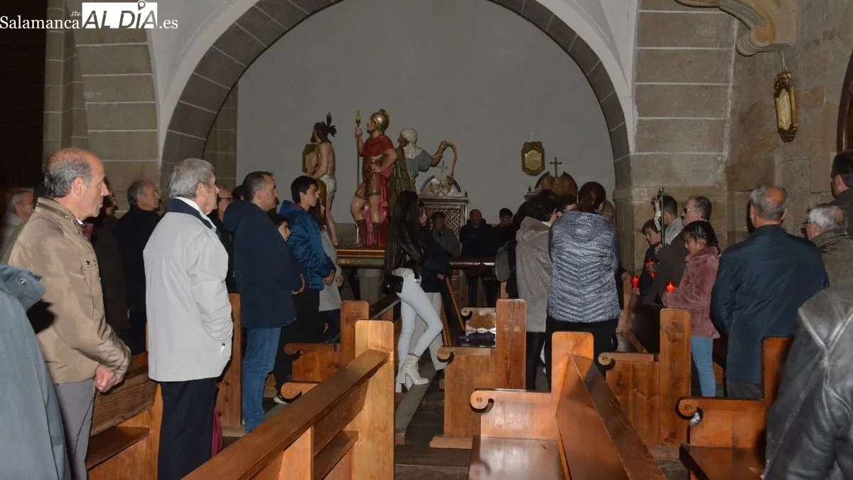 La iglesia parroquial acogió el rezó del Vía Crucis