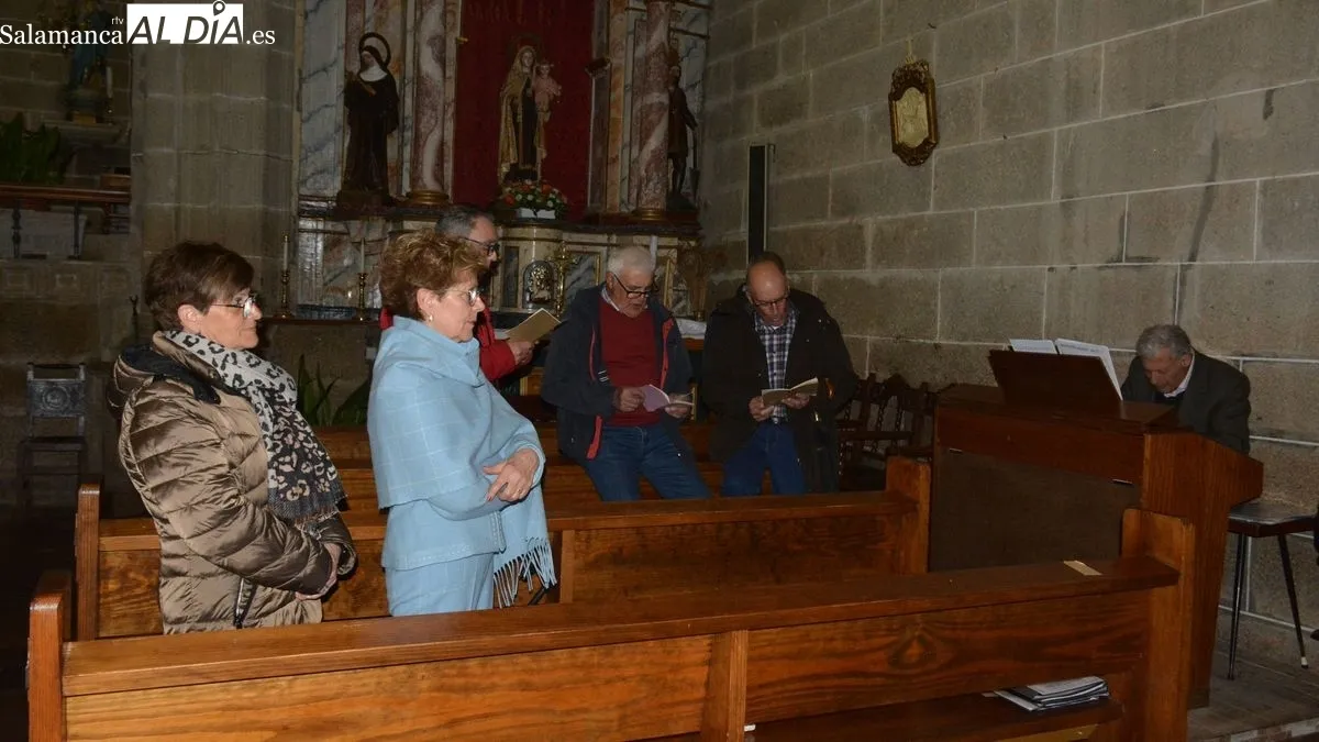 La iglesia parroquial acogió el rezó del Vía Crucis