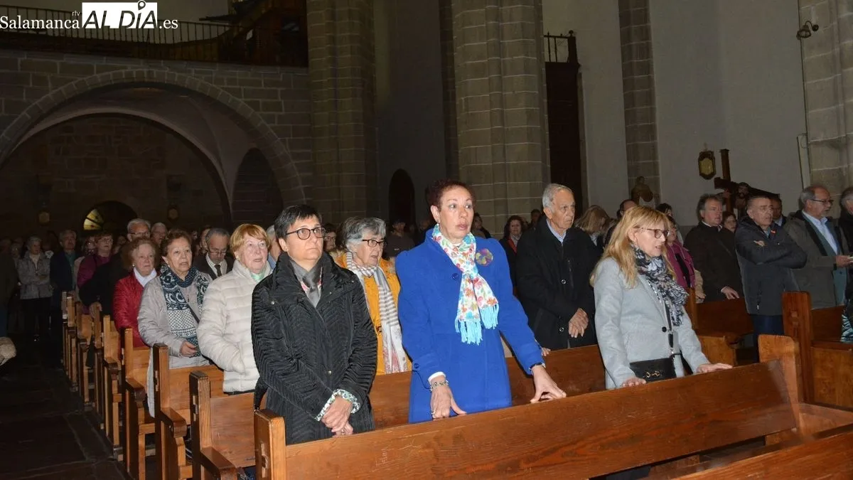 La iglesia parroquial acogió el rezó del Vía Crucis