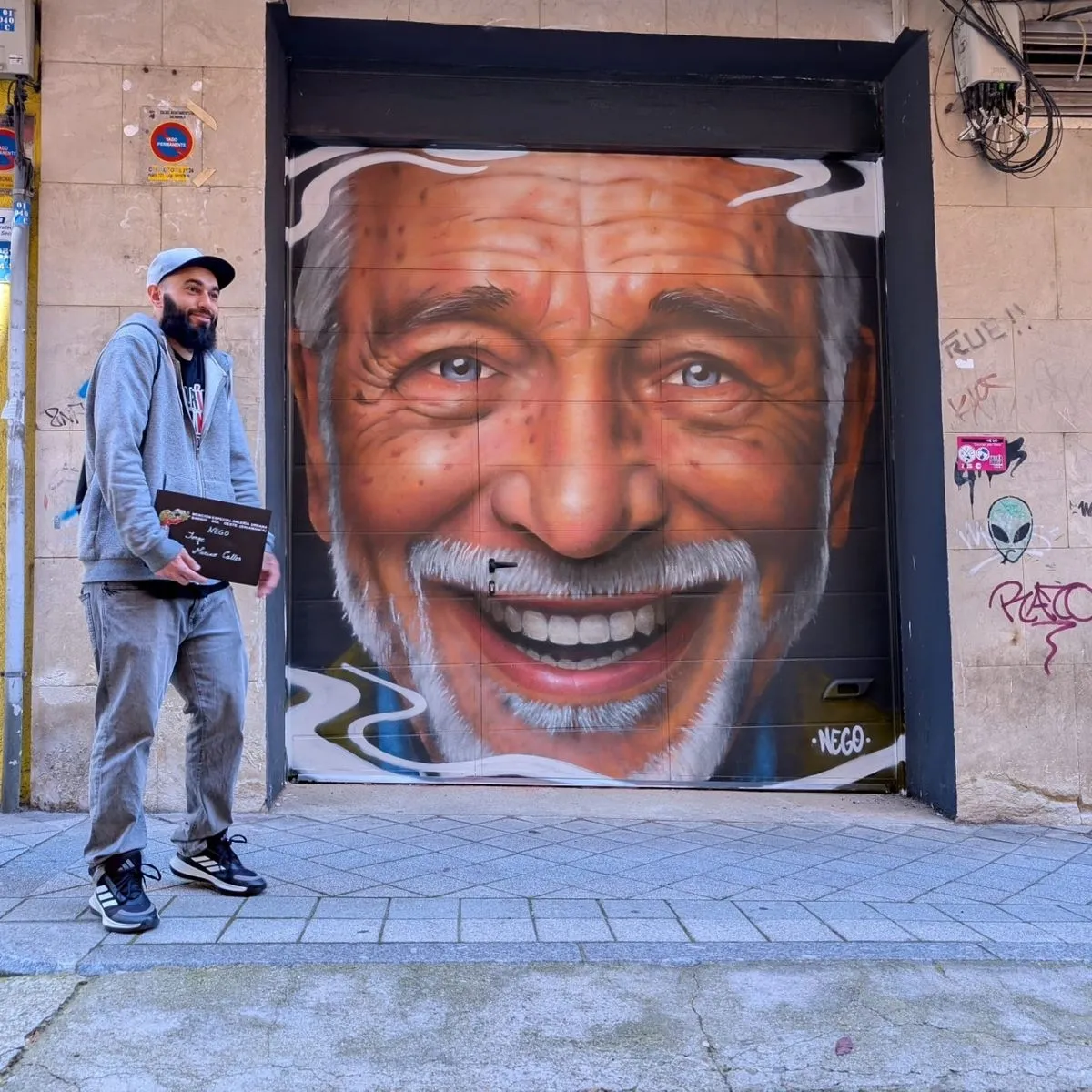 Premio Especial para esta obra que se encuentra en Calle Nieto Bonal 24. Título y artista: Sonrían por favor, del salmantino Nego