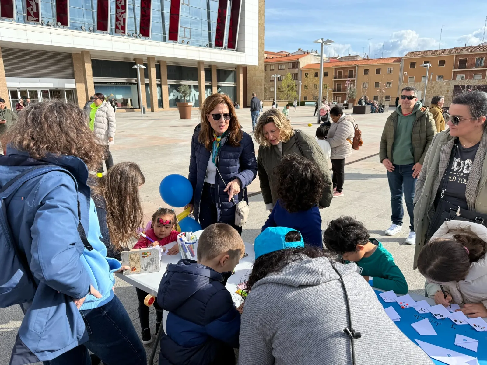 Hinchables, talleres y música en directo para concienciar sobre el autismo en Salamanca | FOTOS: Perfil X @AytoSalamanca 