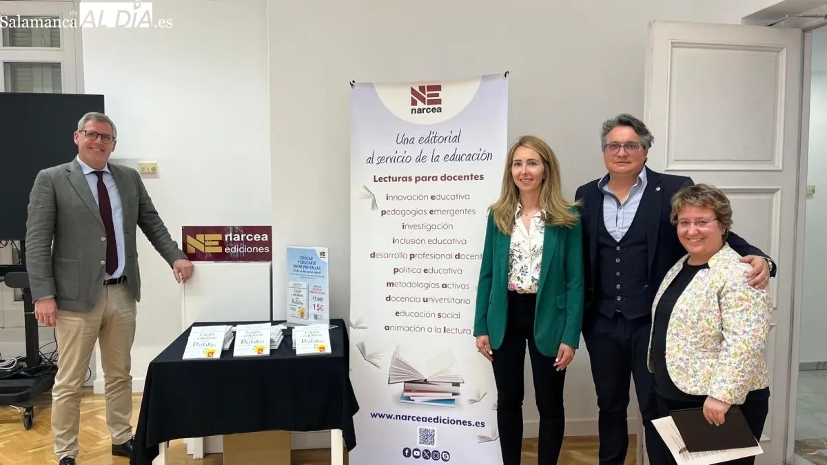 Sara Serrate, José Manuel Muñoz y Agustín Huete, autores de 'Educar y educarse entre pantallas ¡Todo el día con el móvil!', junto a Mónica González de la editorial Narcea, en el Ministerio de Juventud e Infancia, en Madrid