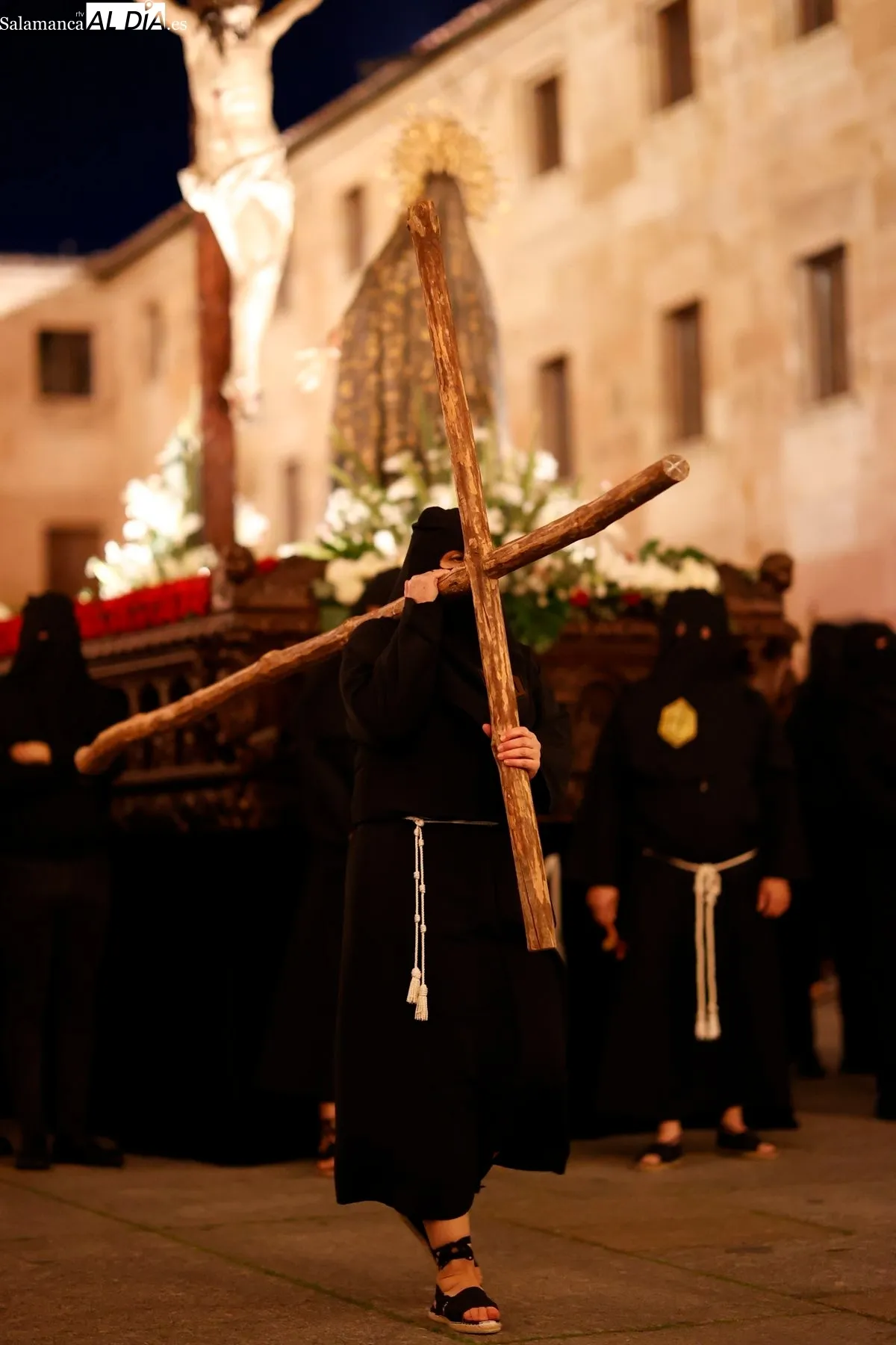 Procesión de la Hermandad Universitaria en el Martes Santo de Salamanca. Foto de David Sañudo