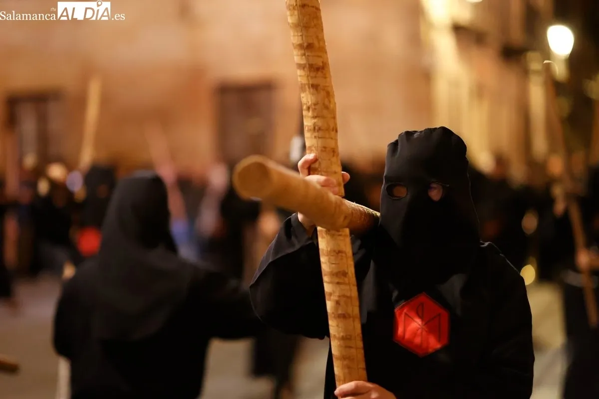 Procesión de la Hermandad Universitaria en el Martes Santo de Salamanca. Foto de David Sañudo