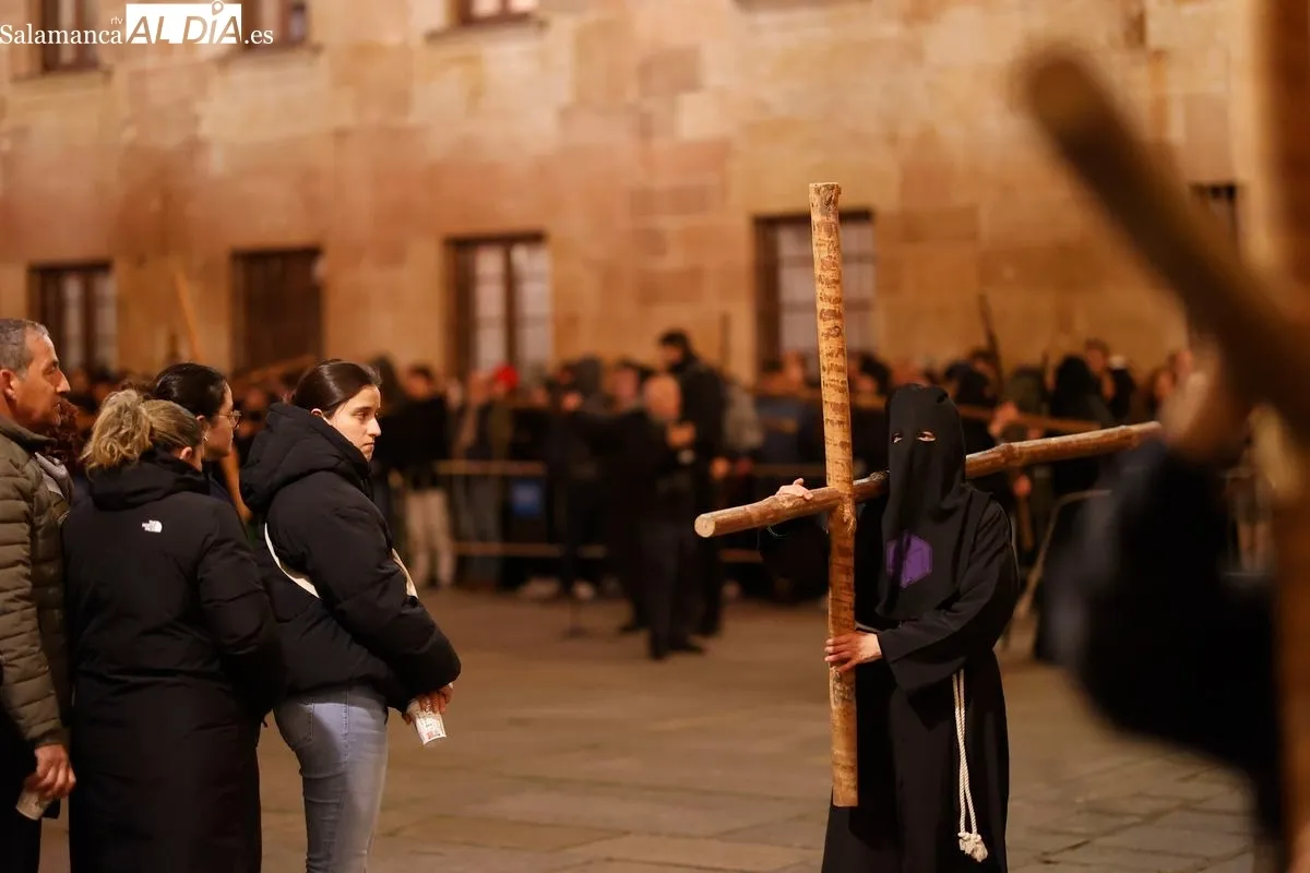 Procesión de la Hermandad Universitaria en el Martes Santo de Salamanca. Foto de David Sañudo