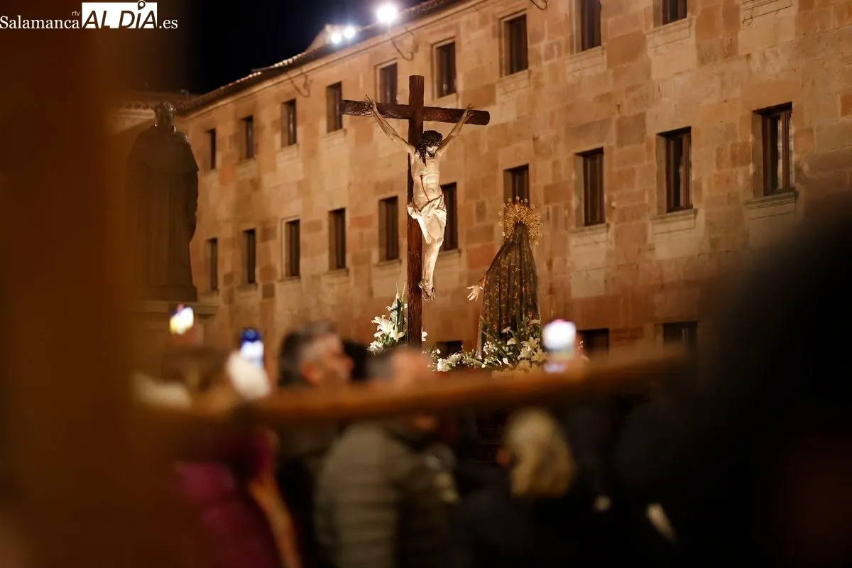 Procesión de la Hermandad Universitaria en el Martes Santo de Salamanca. Foto de David Sañudo